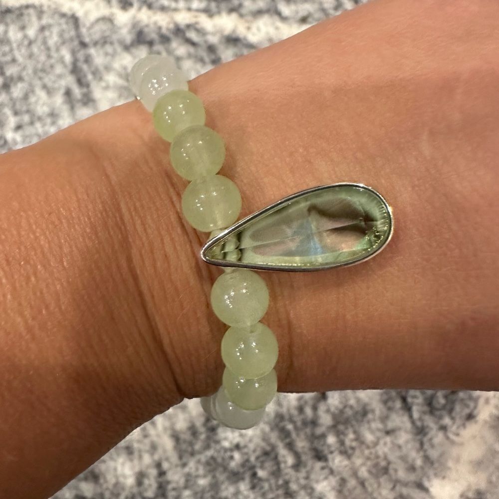 Glass beads stretch bracelet with charm